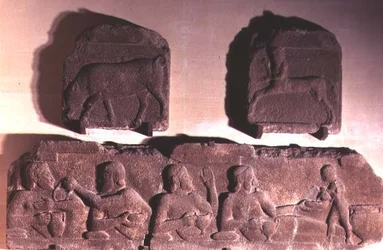 Két metóp, amelyek kentaurt és egy vaddisznót ábrázolnak, valamint egy fríz, amely Héraklész lakomáját ábrázolja, Athéné templomából Assosban (Mízia) Kr.e. 540-520 (andezita kő)