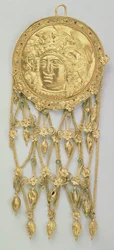 Medál Athena Parthenos fejével (arany és zománc)