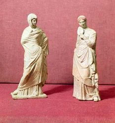 Két álló nő szobra, Tanagrából, ie 350 körül