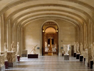 Kilátás a Louvre Múzeum Daru termére: görög és római ókordarabok a Borghese-gyűjteményből. Párizs