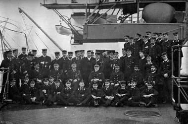 Lord Walter Kerr admirális és tisztjei zászlóshajója, a HMS Majestic fedélzetén, 1896.