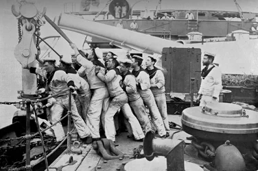 A horgony felemelése a HMS Majestic csatahajó orrán, 1896