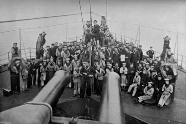 Az 1896-os HMS Sans Pareil első osztályú csatahajó társaságának egy része