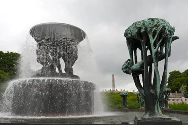 Szökőkút és „Lány a fában” szobor a Frogner Parkban, Oslo, Norvégia (bronz)