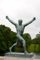 Örömteli ember szobor a Frogner Parkban, Oslo, Norvégia (bronz)