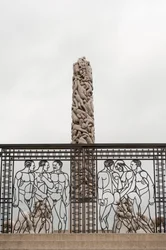 Kovácsoltvas kapuk" Naked Men" és a "People Monolith" gránitból a Frogner Parkban, Osloban, Norvégiában (fotó)