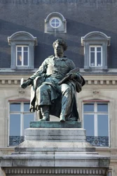 Alexandre Dumas (1802-1870) francia író, A három testőr és A Monte Cristo grófja (Monte Cristo) szerzőjének szobra, Gustave Doré (1832-1883) bronzszobra. Fénykép: KIM Youngtae, Párizs.