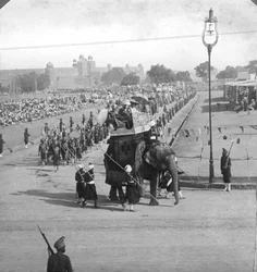 Kormánytisztviselők állami körmenetben, India, 1913.