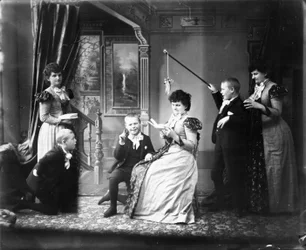 Hannah Maynard és unokája, Maynard McDonald több pózban egy összetett fotón, 1895 körül (bw fotó)