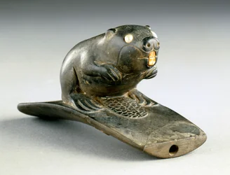 Beaver effigy platformcső, Kr.e. 100–i.sz. 200 (csőkő, gyöngy és csont)