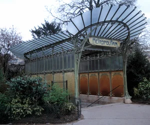 Hector Guimard (1867-1942) által készített metróállomás-bejárat, Párizs. 20. század