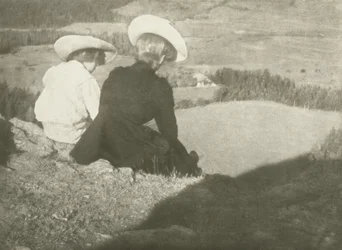 Fields in Birgitz (Hans és Mary ülve), 1908 körül (gumi bichromate print)