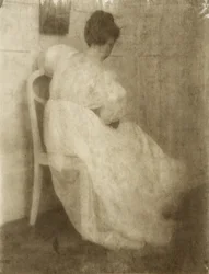 Mary Warner fehér széken, 1910 körül (gumi-bikromát platinanyomattal)