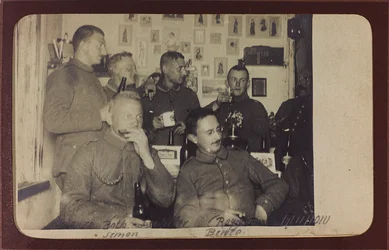 Első világháború: Ukrajna 1914-1916 között a német hadsereg inváziója idején. Katonák csoportja pihenőidőben (f/w fotó)