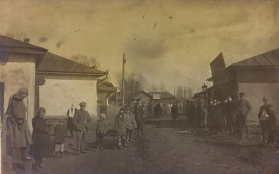 Első világháború: Ukrajna 1914-1916 között a német hadsereg inváziója idején. Katonák és civilek a város utcáin (f/w fotó)