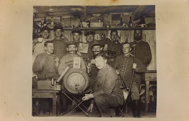 Első világháború: Ukrajna 1914-1916 között a német hadsereg inváziója idején. Katonák csoportja pihenőidőben (f/w fotó)