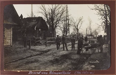 Első világháború: Ukrajna 1914-1916 között a német hadsereg inváziója idején. Katona sebesülttel (f/w fotó)