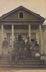 Első világháború: Ukrajna 1914-1916 között a német hadsereg inváziója idején. Katonák csoportja egy ház lépcsőjén (f/w fotó)