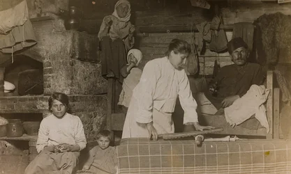 Első világháború: Ukrajna 1914-1916-ban, a német hadsereg inváziója idején. Család egy házban