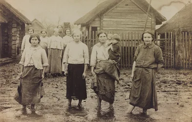 Első világháború: Ukrajna 1914-1916-ban, a német hadsereg inváziója idején. Nők csoportjának portréja gyermekekkel