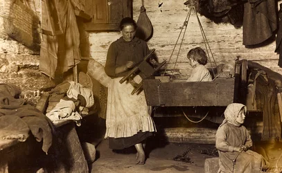 Első világháború: Ukrajna 1914-1916 között a német hadsereg inváziója idején. Család egy házban