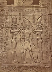 Edfu, a király megkoronázása az istennők által