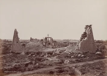 Karnak, Hórusz oszlopai