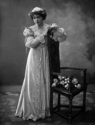 Lilian Greuze francia komikus Solange de Mautpre szerepében a "Les bouffons" című darabban, Henri Manuel fotója a "Le Theatre" című francia lapból 1907. március