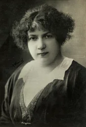 Mme Adolphe Brisson dit Yvonne Sarcey portréja (fénykép)