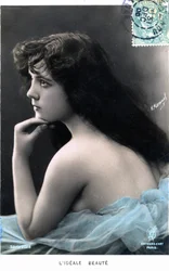 A szépségideál: hosszú hajú fiatal nő (valószínűleg Véréna táncosnő, a Folies Bergères-ből), képeslap 1905 (fotó)