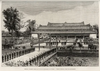 Dong Khanh király (1864-1889), Annam császára ünnepélyes audienciája Franciaország képviselőinek Hue (Vietnam) császárvárosban. Thiriat metszete Dr. Charles Edouard Hocquard (1853-191) „Trente mois au Tonkin” című történetének illusztrálására