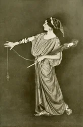 A nép asszonya, 5. század, ie 1924.