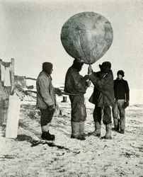 Dr. Simpson felküld egy léggömböt, 1911, 1913
