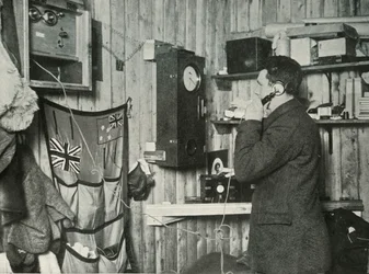 Dr. Simpson a kunyhóban a telefon másik végén A megfigyelés időzítése, c1911, 1913