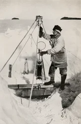 E. W. Nelson a Nansen-Petersen szigetelt vizespalackkal, c1911, 1913