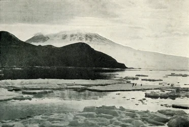 Belépés a McMurdo Soundba – Cape Bird és Mount Erebus, c19101913, 1913