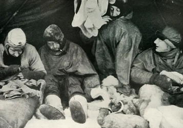 A Sarki Párt tagjai a hálózsákba kerülve, 1911, 1913.