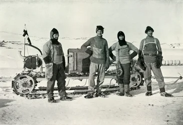 A motoros parti balról jobbra – Lashly, B.C. Day, hadnagy. Evans, Hooper, 1911. október, 1913