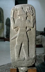 Hettita civilizáció: Tempete istenének bazaltjában készült sztélé. Empire neo hittite. Kr.e. 9. század. Babilonból. Homályos. 141 cm Isztambuli Régészeti Múzeum
