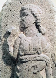 Hettita nőt ábrázoló dombormű hagyományos ruhában, Szíriából, ie 1300-1200 körül