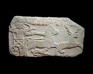A vadászat megkönnyebbülése: Maradas hettita király egy tankban üldöz egy szarvast, mint Asszíria királyai. Neo-hettita korszak, ie 1050-900 körül. Anatóliából. Párizs, Musee du Louvre