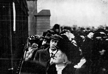 Edward király haláláról szóló hivatalos értesítés a Buckingham-palota előtt, 1910.