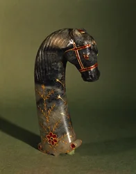 Tőrfogantyú lófej formájában, mogul, 1658-1710 körül (jade betét arannyal és rubinokkal)