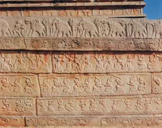Részlet a falról, a Mahanavami Dibba-nál (kő)