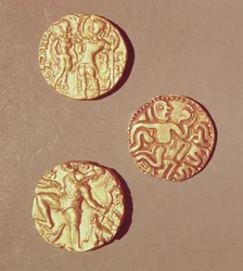 Kumargupta I (425-454), Chandragupta I (320-335) és Sri Rajray (arany) dinárja