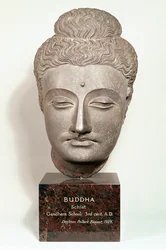 Fej a Buddha-szoborról, Gandharából, Északnyugat-Indiából (szürke pala)