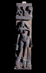 Hinduizmus: egy Yakshini (Yaksi) természetszellem ábrázolása, kezében ketreccel és papagájjal, egy törpén állva - mathurai szobor, homokkő, 2. század