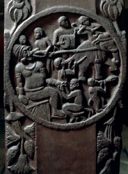 Indiai művészet, hinduizmus: alacsony dombormű, amely majmokat ábrázol, akik elefánt segítségével tépik a fogat egy óriásról. Kr.e. 2. század. Kolkata, Indiai Múzeum