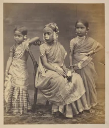 Madrasi gyerekcsoport, ékszerviselési módot mutatva, 1870 körül (szépia fotó)