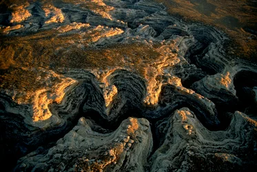 Egy kiszáradt Utah állambeli mesa- Grand Gulch légifelvételén vízzel látott el több tucatnyi sma...